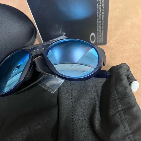 NWT authentic Oakley Clifden - Picture 5 of 9